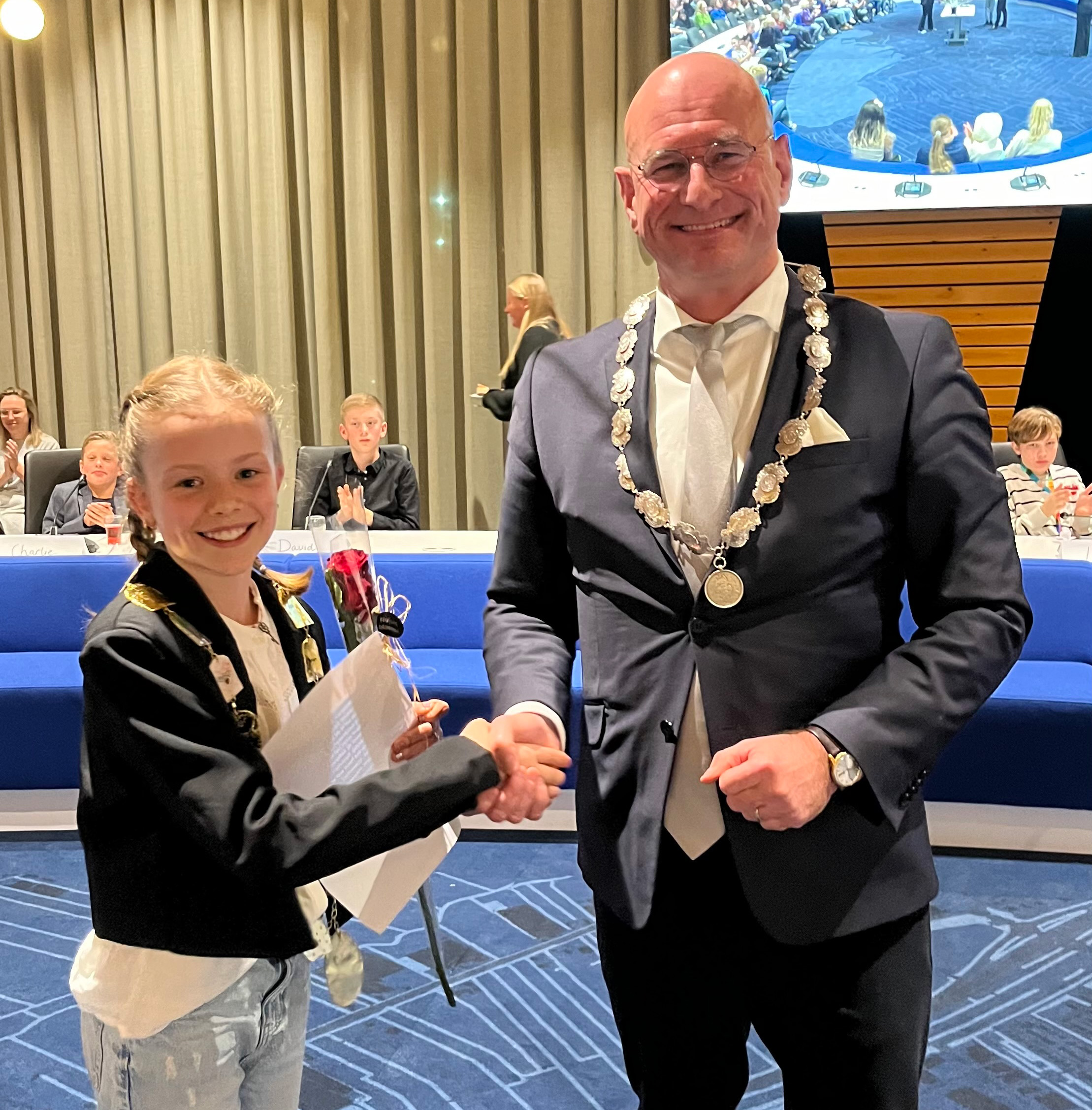 Kinderburgemeester Ela Sneek en burgemeester Jan Nieuwenburg