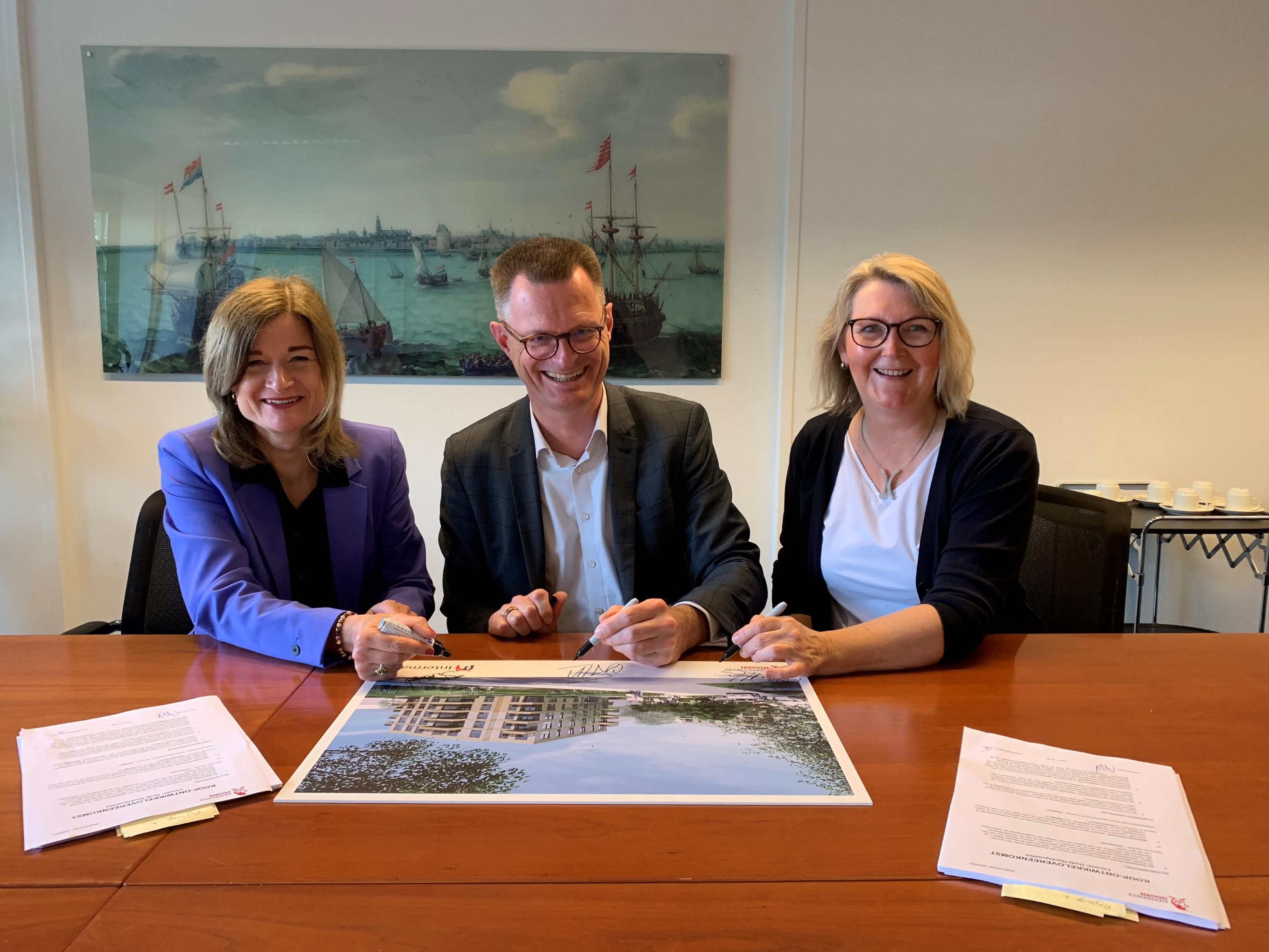 Donderdag 16 mei tekenden wethouder Marjon van der Ven, directeur Vastgoed Iphigenia Westphal en bestuurder Cees Tip, beiden van Intermaris, een koop-/ontwikkelovereenkomst