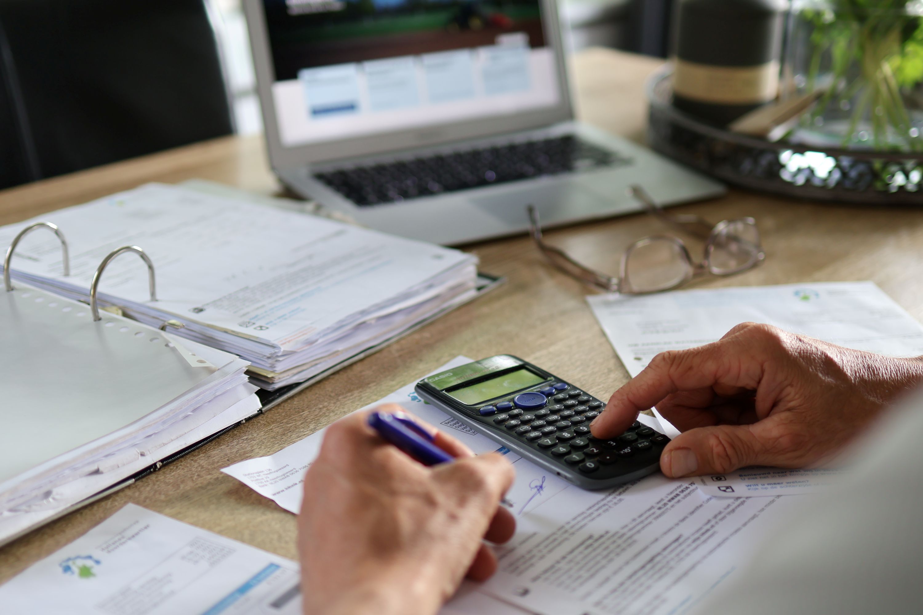 iemand met een rekenmachine en papieren