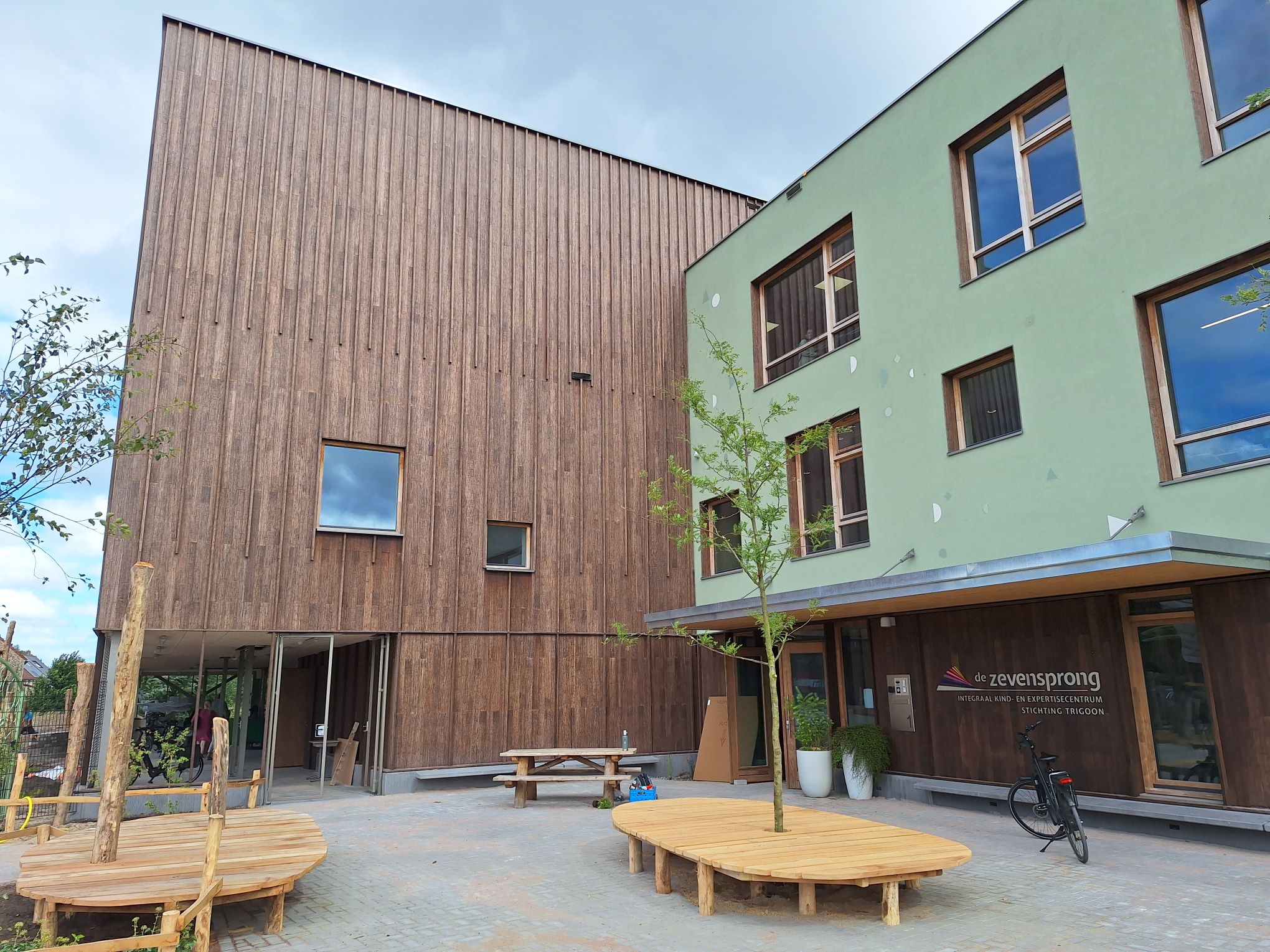 De ingang van het IKEC aan de Zonnesteen